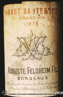 En mer än 100-årig flaska vin 
Haut Sauternes Grand Vin 1878. Auguste Feldheim Fils Bordeaux. - En mer än 100-årig flaska vin när bilden togs. Vinet kan knappast ha varit avsett för lasarettets behov. Docenten Nils Stormby i Malmö var känd för sin samling Sauternes-viner, och kanske har flaskan hört till den samlingen?
