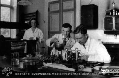 Fotoalbum tillägnat Professor Torsten Hellman från histologkursen 1929
Fotoalbum tillägnat Professor Torsten Hellman med tacksamhet och vördnad från histologkursen 1929. Bildtext "Stina Björk. Adolf Apt. Nystrand". 
Rimligen kursdeltagare vid  i kurslaboratoriet.
- Kristina (*Stina) Björk-von Bahr (1907 - 1995), disputerade i Lund 1946 och blev samma år docent i praktisk medicin. Hon blev biträdande överläkare på Akademiska Sjukhuset i Uppsala från 1953 och gifte sig 1952 med Gunnar von Bahr, professor i oftalmiatrik i Uppsala. 
- Apt, Adolf (1906 - 2008), underläkare och provinsial­läkare på flera håll i Mellansverige, provinsialläkare i Kristianstad från 1959. Död i Israel.
- Folke Nystrand (1908 - 1987). Allmän kirurgutbildning. Från 1960 bitr. överläkare på kvinnokliniken i Kristianstad. .
Nyckelord: Anatomiska Institutionen;Histologiska avdelningen;Mikroskopering;Medicinska fakulteten i Lund;Locus Medicus Lundensis;Universitet