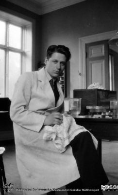 Fotoalbum tillägnat Professor Torsten Hellman från histologkursen 1929.
Fotoalbum tillägnat Professor Torsten Hellman med tacksamhet och vördnad från histologkursen 1929. Bildtext "Nils Asklund". 
Rimligen kursdeltagare  i kurslaboratoriet i färd med att tillverka mikroskopipreparat.
- Nils Asklund (1908 - 1990) var amanuens på anatomiska institutionens histologiska avdelning i Lund 1930 - 1931. Efter olika internmedicinska tjänstgöringar blev han 1946 stadsläkare i Gävle.
Nyckelord: Histologiska avdelningen;Anatomiska Institutionen;Medicinska fakulteten i Lund;Locus Medicus Lundensis;Universitet;Kurslaboration