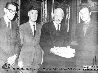 Rector Magnificus, Professor Philip Sandblom och medarbetare presenterar sitt anslagsäskande 1966
Byråchef David Storm, universitetsrådet Stig Hammar, Philip Sandblom och Lunds Studentkårs pressombudsman Roger Johansson.
Bilden är publicerad i Sydsvenska Dagbladet i mars 1966 efter en presskonferens i universitetshuset med anledning av universitetets anslagsframställning för 1967/68.
Nyckelord: Kapsel 01 Regionarkivet;Lund;Universitet;Rector Magnificus;Anslagsäskande