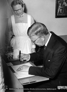 H.M. Konung Gustav VI Adolf vid invigningen av barnsjukhuset i Lund 1952
Påskrift: "Nya barnsjukhusets invigning 1951 i närvaro av konungen. MS8713. LL:s-område norr: interiör. Foto Thordeman 1952"
- Foto monterat på tjock papp. Barnkliniken stod färdig 1951, så kanske anger påskriften "Thordeman 1952" att invigningen gjordes ett år efter kliniken blev färdig? Konungen var Gustav VI Adolf.
Nyckelord: Kapsel 02 Regionarkivet