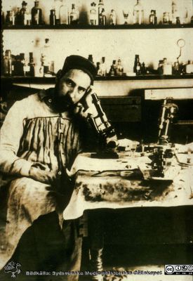 Santiago Ramón y Cajal år 1885, Nobelpristagare 1906
Nobelpristagaren och nervforskaren Santiago Ramon y Cajal i sitt laboratorium 1885. Efter original på Instituto Cajal i Madrid.
