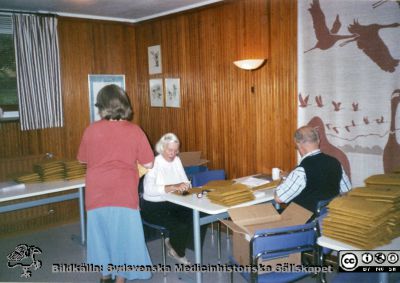 Arbetsmöte med SMHS styrelse i gillesstugan i ordföranden Lena Ingemarssons hyreshus i Helsingborg
Från Sydsvenska Miedicinhistoriska Sällskapets styresesammanträde i en gillesstuga 061006. Bodil Perssons rygg, Maria Nordström, kanske Ido Ledens rygg.
Nyckelord: Medicinhistoria;Sällskap;Förening;Lund;Sydvenska;Styrelse;Sammanträde;Årsskrifter