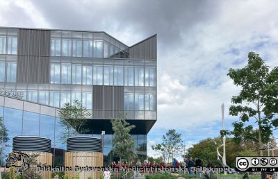 Inför invigningen av Forum Medicum i Lund. 
Studentorkestern Blåshjuden konserterar framför byggnadens entré. Arne Jones återuppståndna skulptur Vertikal Komposition till höger i bilden.. Foto Lars Malm 2023-08-30.
Nyckelord: Forum Medicum;Medicinska fakulteten;Lunds universitet;Invigning;Forskning;Utbildning;Skulptur