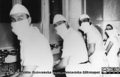 Steriltvättning på urologiska kliniken i Lund på 1960-talet
Urologisk avdelning urologi låda A 3:2. Opeerationslaget vid steriltvätten. Foto på 1960-talet.
Nyckelord: Kirurgisk;Klinik;Universitetssjukhus;Urologisk;Steriltvätt;Lund;Lasarettet