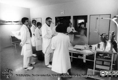 Rond på urologiska kliniken på Centralblocket i Lund på 1970-talet
Urologisk avdelning urologi låda A 3:2. Eric Lindstedt går rond på vårdsal i Centralblocket, dvs troligen på 1970-talet och i varje fall efter 1968. Avdelningssköterskan Maj-Britt Jönsson med ryggen mot kameran.
Nyckelord: Urologi;Maj-Britt;Jönsson;Eric;Lindstedt;Lund;Kirurgi;Kapsel 11