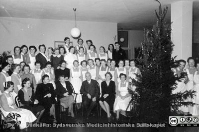 Julfest på Jubileumskliniken i Lund c:a 1941
Personalen samlad till julen på nya radiologiska kliniken. Klinikchefen, Lars Edling i mitten på första raden, snart i pension. Underläkarna Sölve Welin uppe till höger i bilden (kryssmärkt) och Sven Hultberg l nära bildens vänstra kant. Lars Edlings och underläkarnas fruar sitter på första raden. 
Från Thyra Åhlunds och Astrid Bjelks fotosamling skänkt till Radiologiska kliniken 10/4 1982. Thyra Åhlund (1907-1988) var sjuksköterska på radiologiska kliniken 1931-1942 och Astrid Bjelk från 1933 till sin pensionering. Samma foto som i bildfil SMHS06549.
Nyckelord: Lasarettet;Lund;Universitetssjukhuset;USiL;Radiologisk;Röntgenologisk;Onkologisk;Klinik;Personal