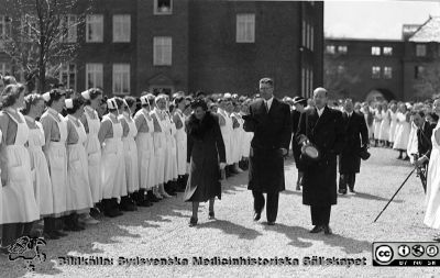 Kronprinsparet besöker Jubileumskliniken i Lund 1941
Sköterskor bildar häck när kronprins Gustaf Adolf med sin kronprinsessa Louise anländer till radiologiska kliniken år 1941. Till höger troligen biskop Rohde. 
Från Thyra Åhlunds och Astrid Bjelks fotosamling skänkt till Radiologiska kliniken 10/4 1982. Thyra Åkhlund (1907-1988) var sjuksköterska på radiologiska kliniken 1931-1942 och Astrid Bjelk från 1933 till sin pensionering.
Nyckelord: Laboratorium;Lasarettet;Lund;Universitetssjukhuset;USiL;Invigning;Radiologisk;Röntgenologisk;Onkologisk;Jubileums;Klinik;Sköterskor