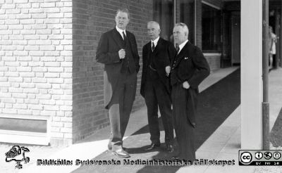 Invigning av Jubileumskliniken 1941
Från vänster lasarettets styresman, professor Axel Westman, överläkaren på Jubileumskliniken, docent Lars Edling (senare professor), landshövding Arthur Thomson vid Jubileumsklinikens invigning 1941. De väntar på kronprinsparet Louise och Gustav Adolf som representerade kung Gustaf V vid invigningen. Från sjuksköterskorna Thyra Åhlunds och Astrid Bjelks bildsamling.
Nyckelord: Lasarettet;Lund;Universitetssjukhuset;USiL;Invigning;Radiologisk;Jubileums;Klinik;Onkologisk;Strålbehandling