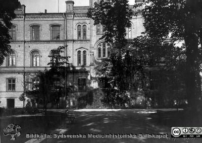 Ögonkliniken i Lund, sydfasaden, i mitten på 1920-talet
Ögonkliniken i Lund, sydfasaden, i mitten på 1920-talet. Foto Alfr. Hagblom, Lund . Ur ett fotoalbum "Ögonavd. 1910-1927" tillägnat Gustaf Ahlström vid hans pensionering 1927 och donerat till Sydsvenska Medicinhistoriska Sällskapet 1910-12-11 av Gustaf Ahlströms sonson Kristian.
Nyckelord: Ögonklinik;Lund;Gustaf;Ahlström