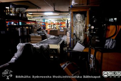 Medicinhistoriska Magasinet i februari 2009 under ambulansgaraget vid USiL.
Medicinhistoriska Magasinet i februari 2009 under ambulansgaraget vid USiL. Alla tiotusentals saker lagrade i gamla Orupssjukuset är hitflyttade, och gallring och katalogisering pågår av arkivarier från Kulturen i Lund, ledda av Karin Hindfelt.
Nyckelord: Medicinhistoriskt;Magasin;USiL;Lasarettet;Universitetssjukhuset;Lund;Kulturen;2009;Lund;Karin;Hindfelt