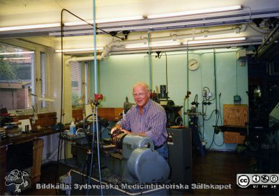 Instrumentmakare Åke Sigurdh 
Instrumentmakare Åke Sigurdh i verkstaden på fysiologiska institutionen. Bildkälla Olle Hammar.
Nyckelord: Fysiologisk;Institution;Medicinsk;Fakultet;Lund;Universitet;Instrumentverkstad