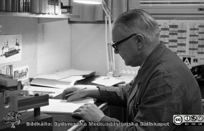 Instrumentmakre Bengt Clementz
Instrumentmakren på fysiologiska institutionen i Lund, Bengt Clementz, vid ritbordet. Bildkälla: Olle Hammar.
Nyckelord: Fysiologiska;Institutionen;Instrumentmakare;Lund;Universitet;Medicinsk;Fakultet