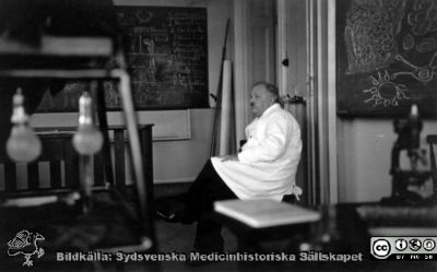 Professor Torsten Hellman (1878 - 1944) 
Professor Torsten Hellman (1878 - 1944) på histologiska avdelningen vid anatomiska institutionen i Lund. Han var professor där från 1921, men bilden bör vara tagen på 1940-talet. Bildkälla: Doc Henry Svenssn 2014.
Nyckelord: Anatomi;Histologi;Institution;Professor;Föreläsningssal