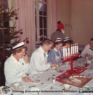 Julkaffe på njurkliniken i Lund 1963
Sofiasytern Inez Lager, dr. Hans Fritz, sjuksköterskan Karin Rengfeldt. Njurkliniken i Lund julen 1963. Bilder från sjuksköterskan Berit Jakobssons fotoalbum 21/11 -61 - 15/3 -64.
Nyckelord: Lasarettet;Lund;Universitetssjukhus;USiL;Nefrologisk;Klinik;Njur;Dialysapparat