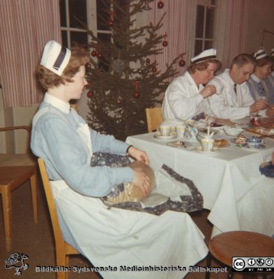 Julkaffe på njurkliniken 1962
Sjuksköterskan Berit Jakobsson, Sofiasystern Inez Lager, dr. Hans Fritz. Njurkliniken i Lund, julen 1962. Bilder från sjuksköterskan Berit Jakobssons fotoalbum 21/11 -61 - 15/3 -64.
Nyckelord: Lasarettet;Lund;Universitetssjukhus;USiL;Nefrologisk;Klinik;Njumedicinsk;Julfest