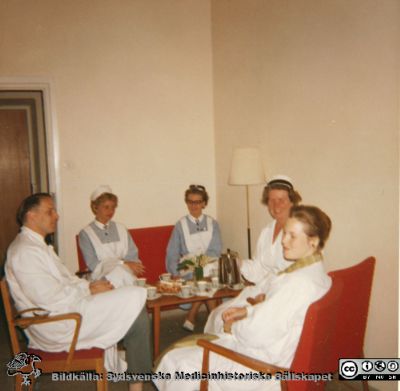 Kaffepaus på njurkliniken i Lund 1963
Dr Has Fritz, sjuksköterskorna Margareta Rellmar, Eivor Knusson, och Inez Lager. Dr Margareta Söderberg. Njurkliniken i Lund 1963. Bilder från sjuksköterskan Berit Jakobssons fotoalbum 21/11 -61 - 15/3 -64.
Nyckelord: Lasarettet;Lund;Universitetssjukhus;USiL;Nefrologisk;Klinik;Njurmedicinsk;Personalrum