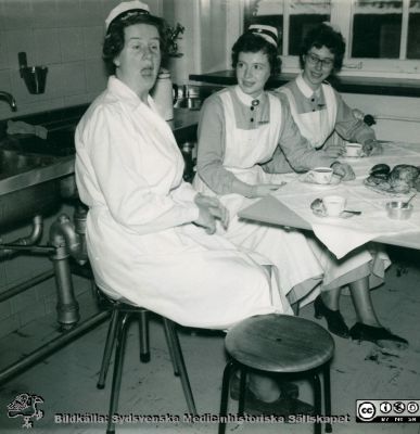 Kaffepaus på njurkliniken i Lund 1961
Sofiasystern Inez Lager, SSH-sköterskan Gull-Britt Dahlbom och Berit Jakobsson. Njurkliniken 1961. Bilder från sjuksköterskan Berit Jakobssons fotoalbum 21/11 -61 - 15/3 -64.
Nyckelord: Lasarettet;Lund;Universitetssjukhus;USiL;Nefrologisk;Klinik;Njurmedicinsk;Kaffepaus