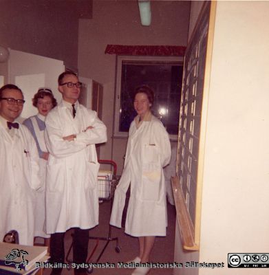 Efter ronden på njurkliniken i Lund 1963
Njurkliniken i Lund 1963. Docent Per Erlanson tillsammans med dr. Sven-Olof Isacsson (så småningom professor i socialmedicin i Malmö), dr. Margareta Söderberg och sjuksköterskan Berit Jakobsson. Bilder från sjuksköterskan Berit Jakobssons fotoalbum 21/11 -61 - 15/3 -64.
Nyckelord: Lasarettet;Lund;Universitetssjukhus;USiL;Nefrologisk;Klinik;Njurmedicinsk;Rond