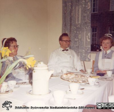 Flyttkaffe för sjuksköterskan Berit Jakobsson julen 1964 på njurkliniken
Njurkliniken i Lund 1964. Sjuksköterskan Inga Persson, docent Per Erlanson och sjuksköterskan Berit Jakobsson. Bilder från sjuksköterskan Berit Jakobssons fotoalbum 21/11 -61 - 15/3 -64.
Nyckelord: Lasarettet;Lund;Universitetssjukhus;USiL;Nefrologisk;Klinik;Njurmedicinsk;Julkaffe;Paus