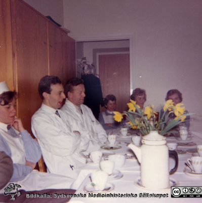 Flyttkaffe för sjuksköterskan Berit Jakobsson 1964 på njurkliniken
Njurkliniken i Lund, avskedskaffe för Berit Jakobsson 1964. Från vänster sköterskan Sally, dr. Harry Lecerof, docent Tore "Totte" Lindholm, 3 sköterskor. Bilder från sjuksköterskan Berit Jakobssons fotoalbum 21/11 -61 - 15/3 -64.
Nyckelord: Lasarettet;Lund;Universitetssjukhuset;USiL;Nefrologisk;Njurmedicinsk;Klinik;Kaffepaus