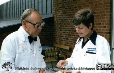 Professor Karl Emil Thulin och Ingrid Nilsson-Ehle på infektionskliniken i Lund
Professor Karl Emil Thulin (1915-1999) på infektionskliniken tillsammans med infektionsläkaren Ingrid Nilsson-Ehle (f. 1945) på infektionsklinikens takterass i Lund i slutet på 1970-talet.
Nyckelord: Lasarettet;Lund;Universitetssjukhuset;USiL;Infektion;Kliniken;Epidemi
