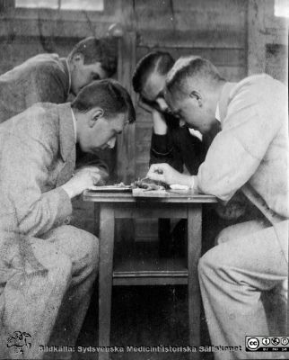 Erik Essen-Möller dissekerar
Erik Essen-Möller dissekerar i början av 1920-talet. Publicerad på sid. 46 i Westling (2010). Bildkälla Håkan Westling 2016.
Nyckelord: Universitetet;Lund;Anatomisk;Institution;Student