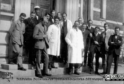 Professor Torsten Thunberg med bl.a. Erik Essen-Möller på dåvarande fysiologiska institutionens trappa
Professor Torsten Thunberg på dåvarande fysiologiska institutionens trappa c:a 1926 (senare histologisk institution). Erik Essen-Möller står med uppslagen vit rock ovanför den långe professorn. Nummer två från vänster är Eriks gode vän Gayler White. Publicerad på sid. 48 i Westling (2010). Bildkälla Håkan Westling 2016.
Nyckelord: Universitetet;Lund;Fysiologisk;Institution