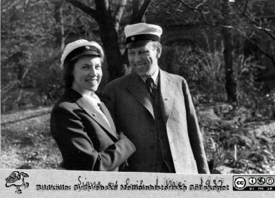 Signe och Erik Essen-Möller 1 maj 1939
Publicerad på sid. 109 i Westling (2010). Bildkälla: Håkan Westling 2016.
Nyckelord: Lasarettet;Lund;Universitetssjukhuset;USiL;Psykiatriska;Kliniken