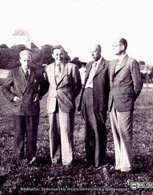 Vid Lundbystudiens start 1947
Psykiatrikerna Hans Larsson, Carl-Erik Uddenberg, Erik Essen-Möller och Gayler White strax söder om Dalby kyrka sommaren 1947, då Lundbystudien startade. Bl. a. publicerad på sid. 6 i Westling (2010). Bildkälla Håkan Westling 2016.
Nyckelord: Lasarettet;Lund;Universitetssjukhuset;USiL;Psykiatriska;Kliniken