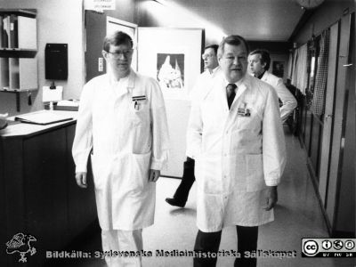 Överläkare docent Magnus Hägerdal tillsammans med landstingsrådet Torsten Engvall 
Överläkare docent Magnus Hägerdal tillsammans med landstingsrådet Torsten Engvall på intensivvårdsavdelningen i Lund, rimligen på 1980-talet. Foto Krister Malmström, tidningen Arbetet.
Nyckelord: Lasarettet;Lund;Universitetssjukhuset;USiL;Anestesi;Intensivvård;Kliniken