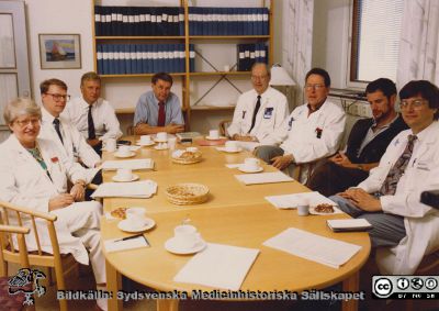 Klinikledningsmöte på medicinska kliniken i Lund 1993
Klinikledningsmöte på medicinska kliniken i Lund 1993. Runt bordet, frn vänster: Berith Blom-Bülow (lungläkare), Bertil Olsson (hjärtläkare), Carl-David Agardh (diabetesläkare), Jan Westin (klinikchef), Per-Gunnar Nilsson (allergiläkare), Åke Nilsson (mag-tarmläkare), Peter Thesleff (ämnesomsättnings- och näringsläkare) och Bengt Rippe (njurläkare). Bildkälla: Jan Westin.
Nyckelord: Lasarettet;Lund;Universitetssjukhuset;USiL;Intern;Medicinska;Kliniken;Ledning