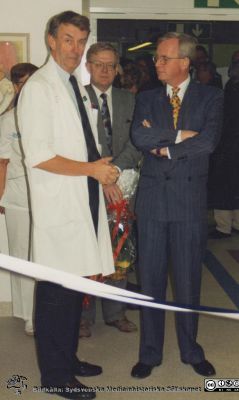 Invigning av nyrenoverad medicinmottagning 1994
Från vänster klinikchef Jan Westin, sjukhusdirektör Leif Granath, direktionsordföranden Benny Jönsson. Bildkälla Jan Westin.
Nyckelord: Lasarettet;Lund;Universitetssjukhuset;USiL;Administration;Intern;Medicinska;Kliniken