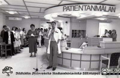 Invigning av nyskapade/ombyggda mottagningslokaler för den gemensamma medicinkliniken 1995
Sjukhusdirektionens ordförande Britt-Marie Lundqvist står beredd med manuskript och klinikchefen Jan Westin inleder vid mikrofonen. Bildkälla Jan Westin.
Nyckelord: Lasarettet;Lund;Universitetssjukhuset;USiL;Intern;Medicinska;Kliniken