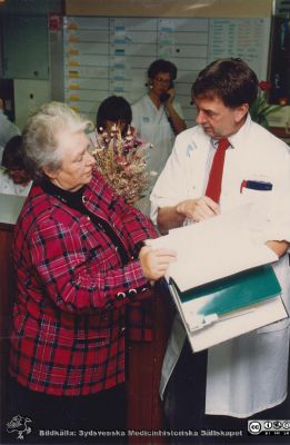 Sjukhuschefen Ulla Leissner och klinikchefen Jan Westin
Foto på en vårdavdelnings expedition 1993.
Nyckelord: Lasarettet;Lund;Universitetssjukhuset;USiL;Intern;Medicinska;Kliniken