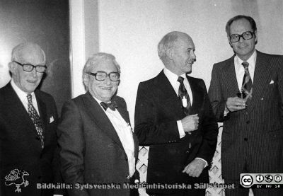 Fyra välkända internmedicinare i Lund 1978
Från vänster professor Haqvin Malmros, professor Nils Söderström, docent Stig Radner (senare professor) och den blivande professorn i Lund, Anders Gustafson. Foto 1978. Bildkälla Anders Gustafson.
Nyckelord: Lasarettet;Lund;Universitetssjukhuset;USiL;Intern;Medicinska;Kliniken