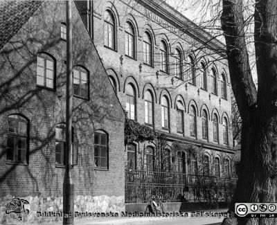 Patologiska och bakteriologiska institutionenas fasader mot Paradisgatan i Lund
Ur CG Ahlströms album "Institutionen för Patologi, Paradisgatan, Dess chef och personal 1944 - 1962". Patologiska institutionens fasad mot Paradisgatan. Bakteriologiska avdelningen fanns i flygeln till änster.
Nyckelord: Lasarettet;Lund;Patologiska;Institutionen;Bakterilogiska