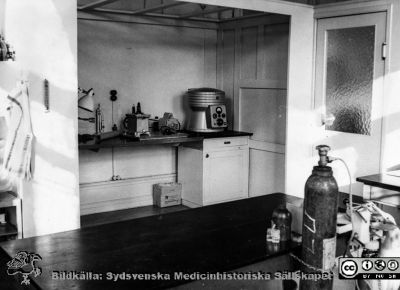 Apparater på Patologiska Institutionen i Lund
Ur CG Ahlströms album Institutionen för Patologi, Paradisgatan, Dess chef och personal 1944 - 1962. "Patologi i Lund". Tryckmätare (kvicksilvertyp), vacuumpump driven med rem av en elmotor, centrifug, gastub.
Nyckelord: Lasarettet;Lund;Universitetssjukhuset;USiL;Apparater;Laboratorium;Patologiska;Institutionen;Avdelningen