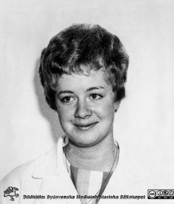 Anne-Louise Henrysson på Patologiska Institutionen i Lund
Ur CG Ahlströms album "Institutionen för Patologi, Paradisgatan, Dess chef och personal 1944 - 1962". Anne-Louise Henrysson 1960 - .
Nyckelord: Lasarettet;Lund;Universitetssjukhuset;USiL;Patologiska;Institutionen;Avdelningen;Anställda;Personal