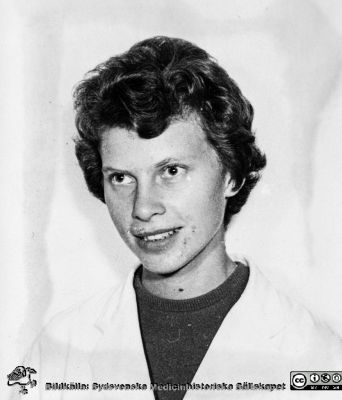 Ulla Lundberg på Patologiska institutionen i Lund i mitten på 1900-talet, senast 1962
Ur CG Ahlströms album "Institutionen för Patologi, Paradisgatan, Dess chef och personal 1944 - 1962". Ulla Lundberg 1961 - 1964.
Nyckelord: Lasarettet;Lund;Universitetssjukhuset;USiL;Patologiska;Institutionen;Avdelningen;Anställda;Personal