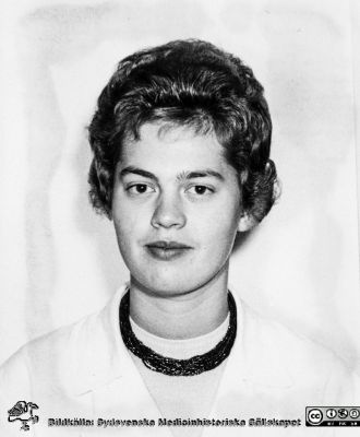 Ulla Nordqvist på Patologiska institutionen i Lund i mitten på 1900-talet, senast 1962
Ur CG Ahlströms album "Institutionen för Patologi, Paradisgatan, Dess chef och personal 1944 - 1962". Ulla Nordqvist 1961 - 1962.
Nyckelord: Lasarettet;Lund;Universitetssjukhuset;USiL;Patologiska;Institutionen;Avdelningen;Anställda;Personal
