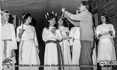 Prosektor Nils O. Berg korar Lucia på Patologiska Institionen i Lund
Ur CG Ahlströms album "Institutionen för Patologi, Paradisgatan, Dess chef och personal 1944 - 1962". Lös bild. Prosektor Nils O. Berg korar Lucia i början på 1960-talet i den nya byggnaden för patologi, rimligen i förbindelsegången med andra institutioner och avdelningar.
Nyckelord: Lasarettet;Lund;Universitetssjukhuset;USiL;Institutionen;Avdelningen;Patologiska;Lucia;Tärnor