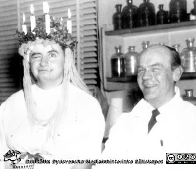 Patologiska institutionen på Paradisgatan i Lund före 1962. Luciafest med Janne Wirén som Lucia.
Ur CG Ahlströms album Institutionen för Patologi, Paradisgatan, Dess chef och personal 1944 - 1962. Luciafest 1959 med Jan Wirén som Lucia, här under festen tillsammans med C. G. Ahlström.
Nyckelord: Lasarettet;Lund;Universitetssjukhuset;USiL;Patologiska;Institutionen;Avdelningen;Anställda;Personal;Luciafest