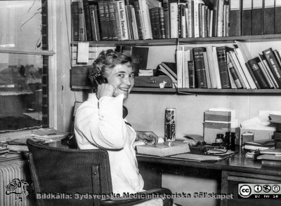 Ulla Ising Iversen på Patologiska Institutionen i Lund
Ur CG Ahlströms album "Institutionen för Patologi, Paradisgatan, Dess chef och personal 1944 - 1962". "Biträdane läraren och underläkaren". Ulla Ising Iversen (1928 - 2003), senare professor i Oslo.
Nyckelord: Lasarettet;Lund;Universitetssjukhuset;USiL;Patolkogi;Institutionen;Avdelningen