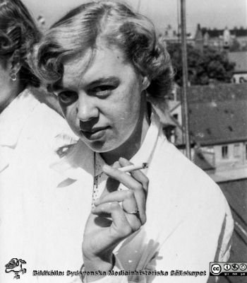 Ulla Ekströmer på Patologiska Institutionen i Lund
Ur CG Ahlströms album "Institutionen för Patologi, Paradisgatan, Dess chef och personal 1944 - 1962". Ulla Ekströmer 1948 - 1953.
Nyckelord: Lasarettet;Lund;Universitetssjukhuset;USiL;Patologiska;Institutionen;Avdelningen;Anställda;Personal
