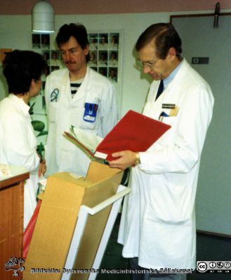 Docent Stig Persson, hjärtläkare (kardiolog) i Lund. 
Rond på avdelning 19 på Universitetssjukhuset i Lund 1990. Foto från Stig Persson.
Nyckelord: Lasarettet;Lund;Universitetssjukhuset;USiL;Kardiologi;Hjärta;Internmedicinska;Kliniken