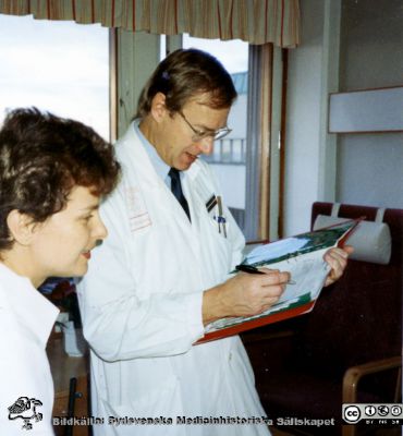 Docent Stig Persson, hjärtläkare (kardiolog) i Lund. 
Docent Stig Persson, hjärtläkare (kardiolog) i Lund. Rond på avdelning 19 på Universitetssjukhuset i Lund 1990. Foto från Stig Persson.
Nyckelord: Lasarettet;Lund;Universitetssjukhuset;USiL;Rond;Kardiologiska;Kliniken;Hjärta;Internmedicinska