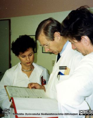 Docent Stig Persson, hjärtläkare (kardiolog) i Lund. 
Docent Stig Persson, hjärtläkare (kardiolog) i Lund. Rond på avdelning 19 på Universitetssjukhuset i Lund 1990. Foto från Stig Persson.
Nyckelord: Lasarettet;Lund;Universitetssjukhuset;USiL;Rond;Kardiologiska;Kliniken;Hjärta;Internmedicinska