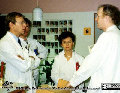 Docent Stig Persson, hjärtläkare (kardiolog) i Lund. 
Rond på avdelning 19 på Universitetssjukhuset i Lund 1990. Foto från Stig Persson.
Nyckelord: Lasarettet;Lund;Universitetssjukhuset;USiL;Hjärta;Kardiologiska;Kliniken;Internmedicinska;Rond