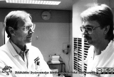 Docent Stig Persson, hjärtläkare (kardiolog) i Lund går rond med avdelningsföreståndare Mats Grönvall på avdelning 19 på Universitetssjukhuset i Lund 1990.
Docent Stig Persson, hjärtläkare (kardiolog) i Lund. Rond med avdelningsföreståndare Mats Grönvall på avdelning 19 på Universitetssjukhuset i Lund 1990. Foto från Stig Persson.
Nyckelord: Lasarettet;Lund;Universitetssjukhuset;USiL;Kardiologiska;Kliniken;Hjärta;Rond;Internmedicinska